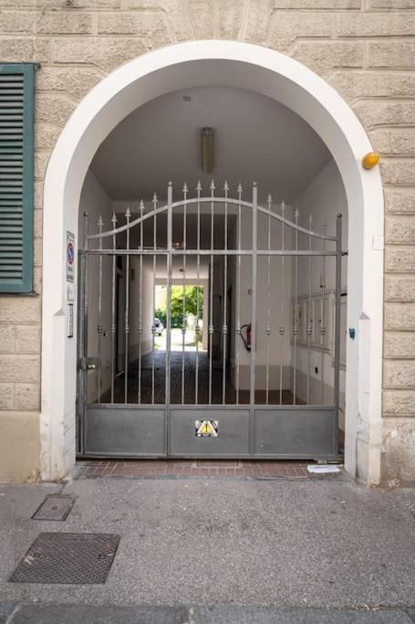 22 Home - Parcheggio Privato - Accogliente - Collegamento Sardegna E Corsica Livorno Bagian luar foto